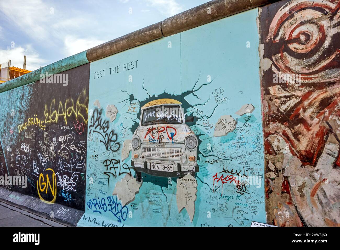 Berlin, Allemagne - 26 octobre 2013: Le morial intitulé "Test du Reste" par Birgit Kinder sur un reste du mur de Berlin, East Side Gallery, Berlin. Banque D'Images