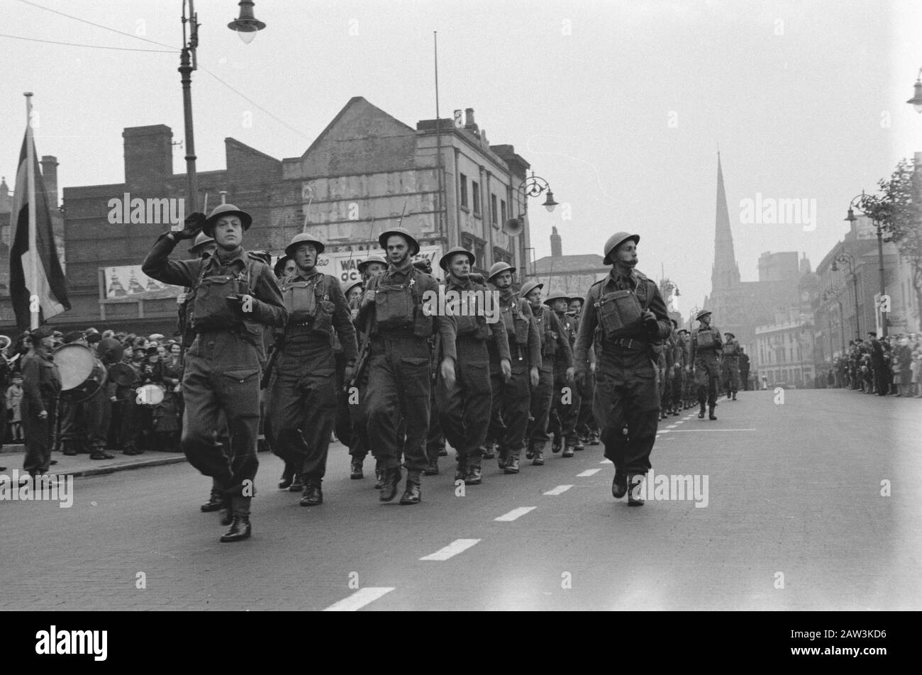 Armée [Army] Anefo London series Princess Irene Brigade: Les troupes néerlandaises marchent à Birmingham pendant une semaine pour la victoire. Les soldats néerlandais marchent à Birmingham pendant une semaine pour la victoire Date: Juillet 1943 lieu: Birmingham, Royaume-Uni mots clés: Armée, marches, soldats, seconde Guerre mondiale Banque D'Images