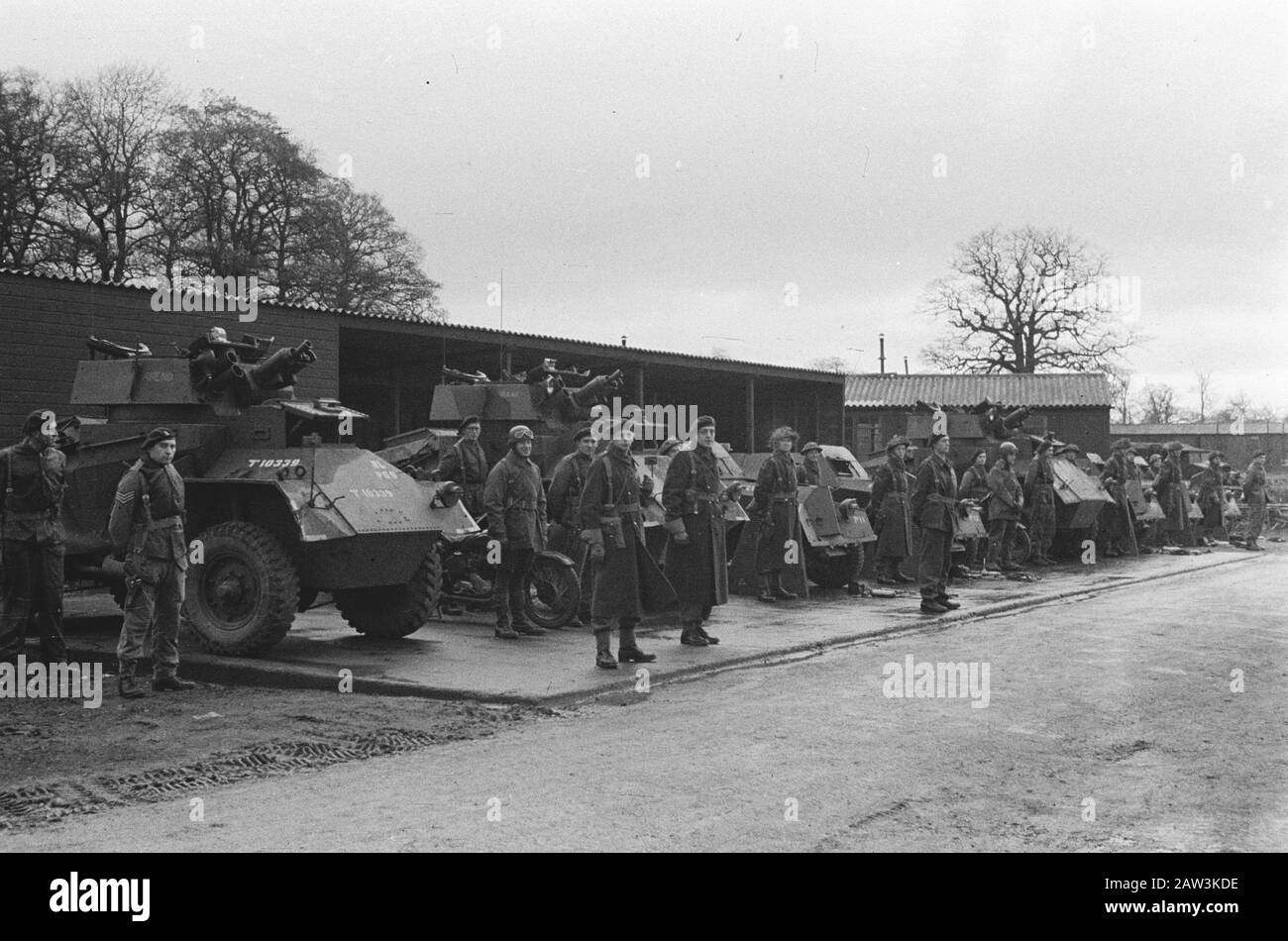 Armée [Army] Anefo London series Princess Irene Brigade: L'unité blindée des forces néerlandaises au défilé. L'unité mécanisée des forces néerlandaises s'est préparée. Date : 1941 lieu : Royaume-Uni mots clés : armée, véhicules de l'armée, parades, soldats, seconde Guerre mondiale Banque D'Images