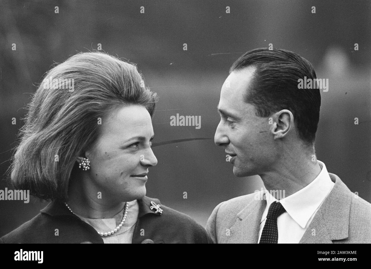 Princesse Irene et prince Hugo Carlos de Bourbon Parme au Palais de Soestdijk, princesse Irene et prince Carlos clôture Date: 9 février 1964 lieu: Soestdijk Utrecht mots clés : famille royale, portraits, princes, princesses, engagements Nom De La Personne: Carlos Hugo, prince, Irene, princesse Banque D'Images