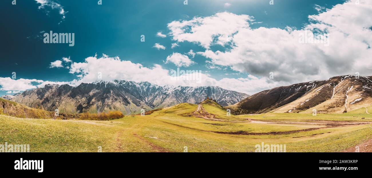 Stephantsminda, Géorgie. Église De Gergeti Trinity Ou Église De Tsminda Sameba - Sainte Trinité Près Du Village De Gergeti En Géorgie. Vue Panoramique Au Printemps S. Banque D'Images