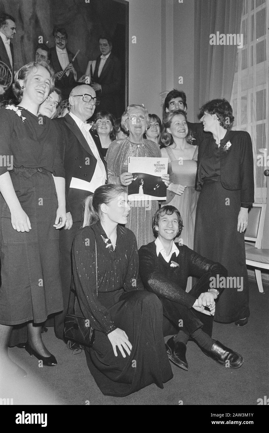 Princess Juliana au concert final de l'Orchestre des étudiants néerlandais En Concert, le chef d'orchestre Louis Stotijn Date: 22 janvier 1985 lieu: Amsterdam, Noord-Holland mots clés: Délégations, chefs d'orchestre, concerts de clôture personne Nom: Juliana, princesse, Louis Stotijn Banque D'Images