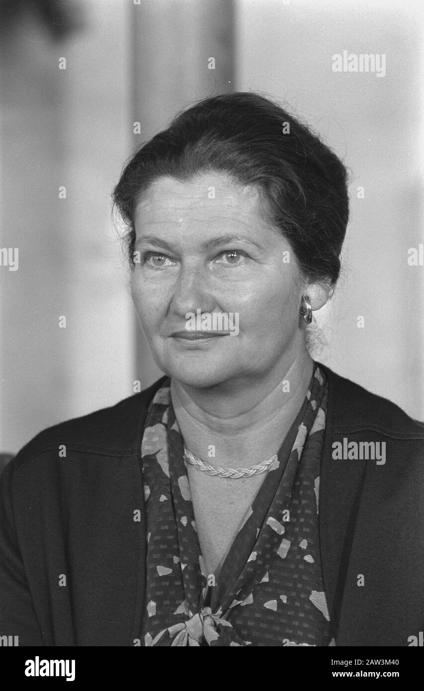 Princess Juliana lors de La cérémonie Des quatre libertés Awards à Middelburg; Simone Veil (Parlement), Head Date: 23 juin 1984 lieu: Middelburg, Zeeland mots clés: Politiciens, portraits, prix Personne Nom: Voile, Simone Banque D'Images