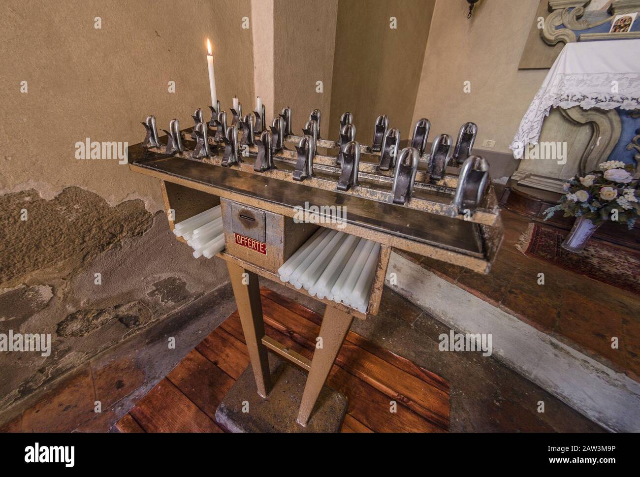 Bougies brûlantes à l'intérieur d'une église Banque D'Images