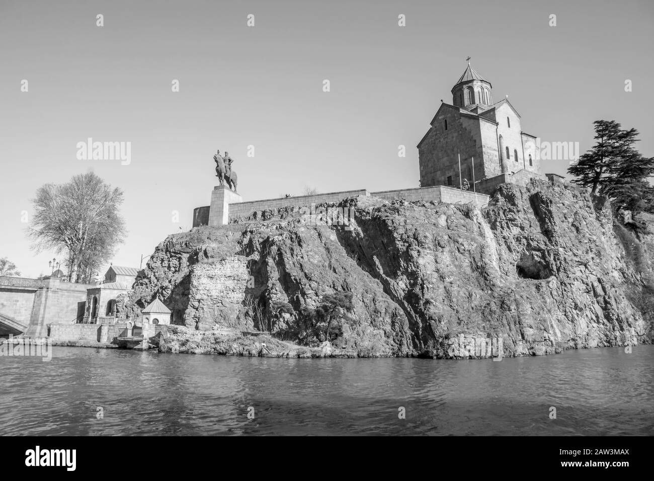 Église Metekhi et Monument du roi Vakhtang i Gorgasali à Tbilissi Banque D'Images