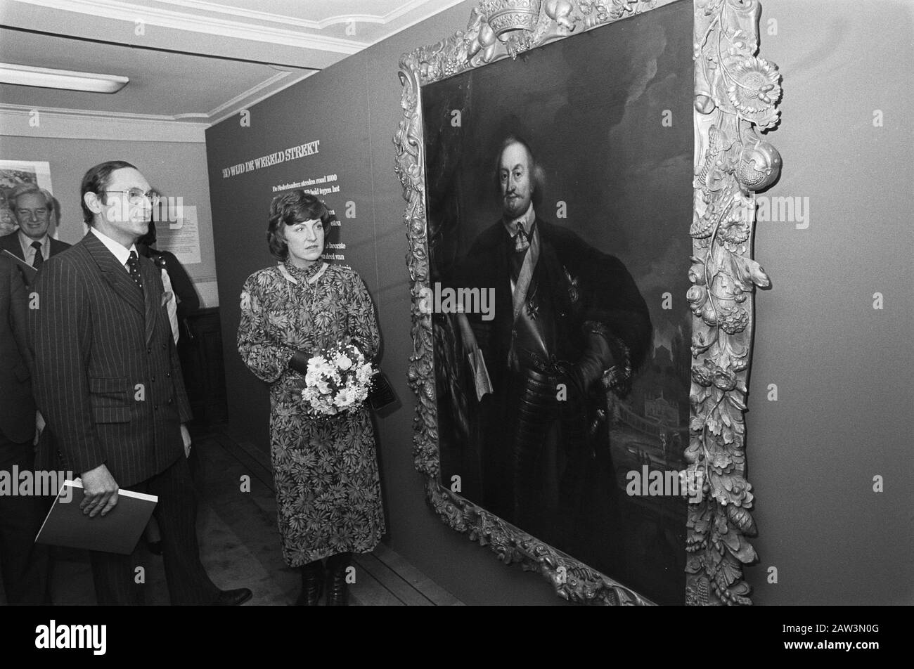 Exposition d'ouverture Mauritshuis Johan Maurits de Nassau jusqu'à ce que le monde entier se répand par la princesse Margriet la princesse Margriet à l'ouverture de l'exposition; Directeur Hans R. Hoetink (l) Date : 20 décembre 1979 lieu : la Haye, Hollande-Méridionale mots clés : directeurs, ouvertures, princesses, expositions de peinture Nom De La Personne : Hoetink, Margriet, Princesse Nom De L'Institution: Mauritanie Banque D'Images