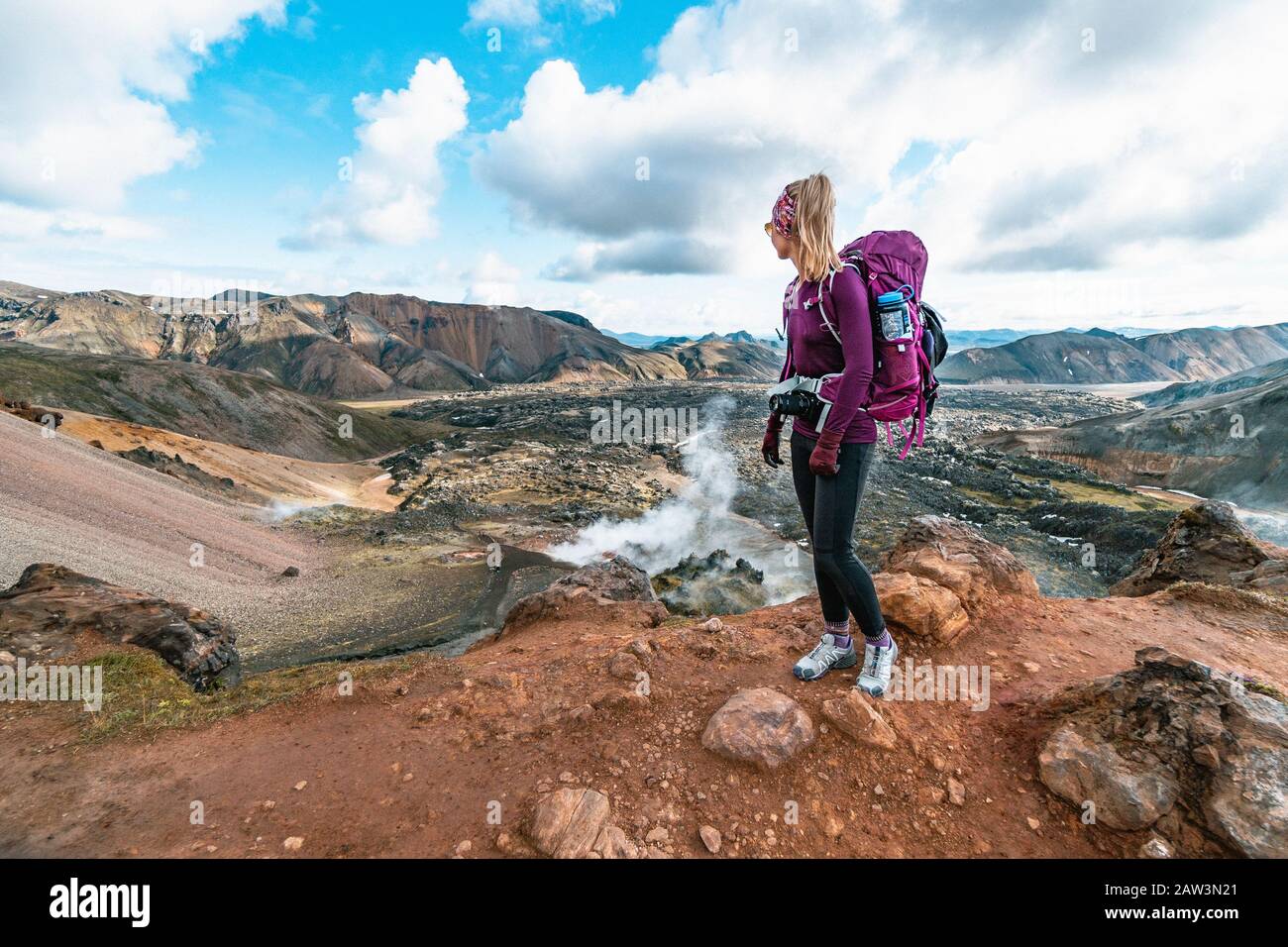 Une femelle Backpacker observe le champ de débit de Laugahraun Lava Banque D'Images