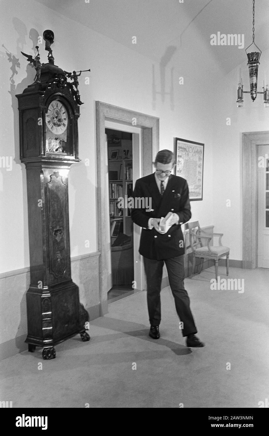 La princesse Margriet et Piet van Vollenhoven sur le Loo à Apeldoorn. Numéro 21 Date: 16 Novembre 1967 Lieu: Apeldoorn, Gueldre Nom De La Personne: Margriet, Princesse, Vollenhoven, Pieter Van Nom De L'Institution: Palais Het Loo Banque D'Images