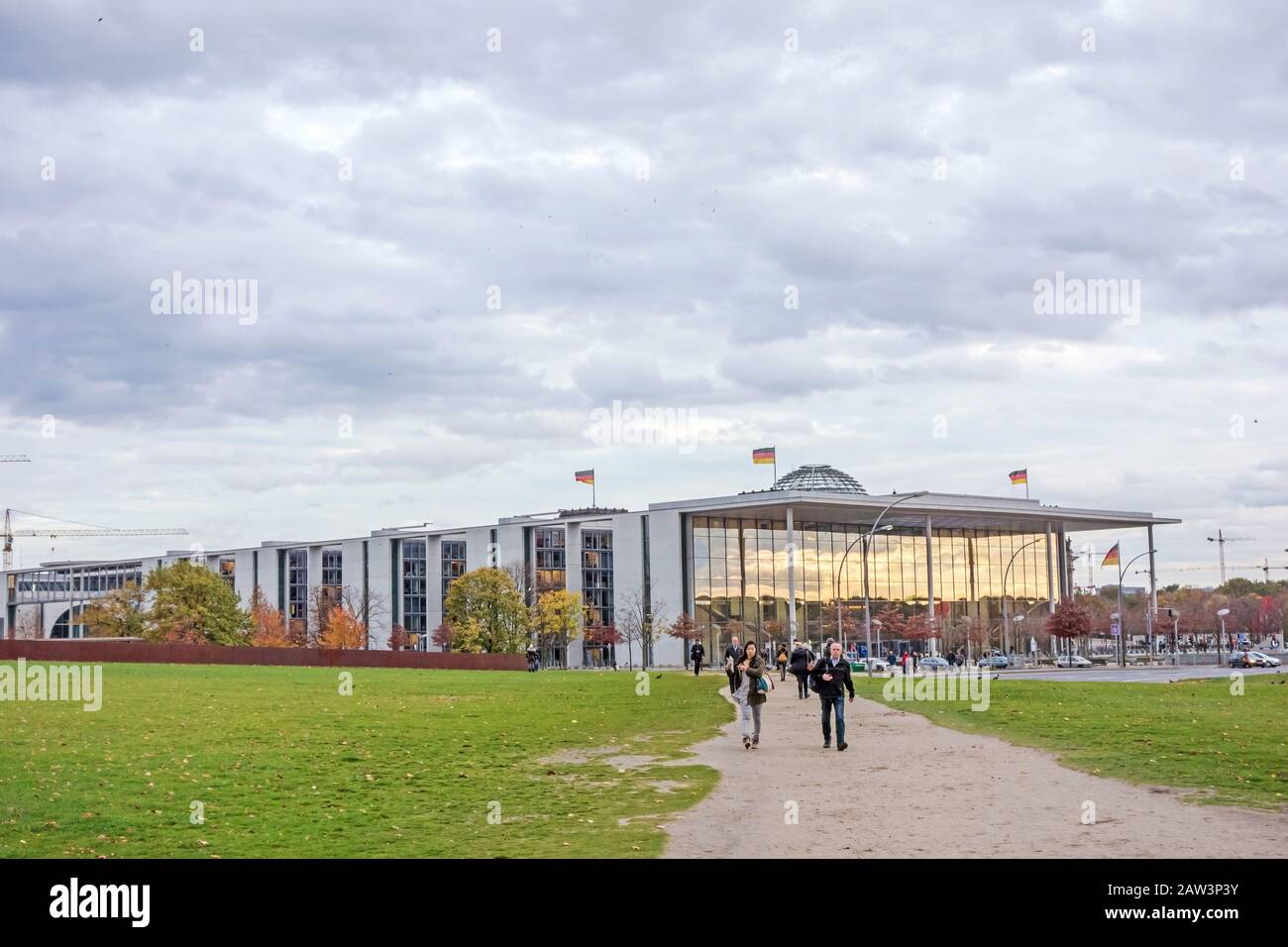 Berlin, Allemagne - 28 octobre 2013: Regierungsviertel (gouvernement distrait) - bâtiments modernes - où la politique est faite en Allemagne. Banque D'Images