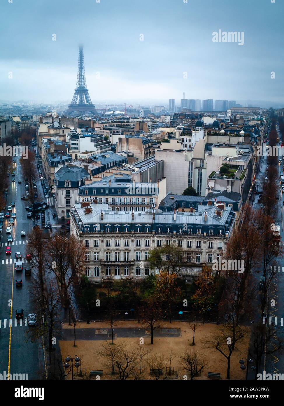 Paris, France, paysage urbain en soirée d'hiver, vue sur la tour Eiffel, depuis le sommet de l'Arc de Triomphe (Arc de Triomphe). Scène aérienne de la ville. Banque D'Images