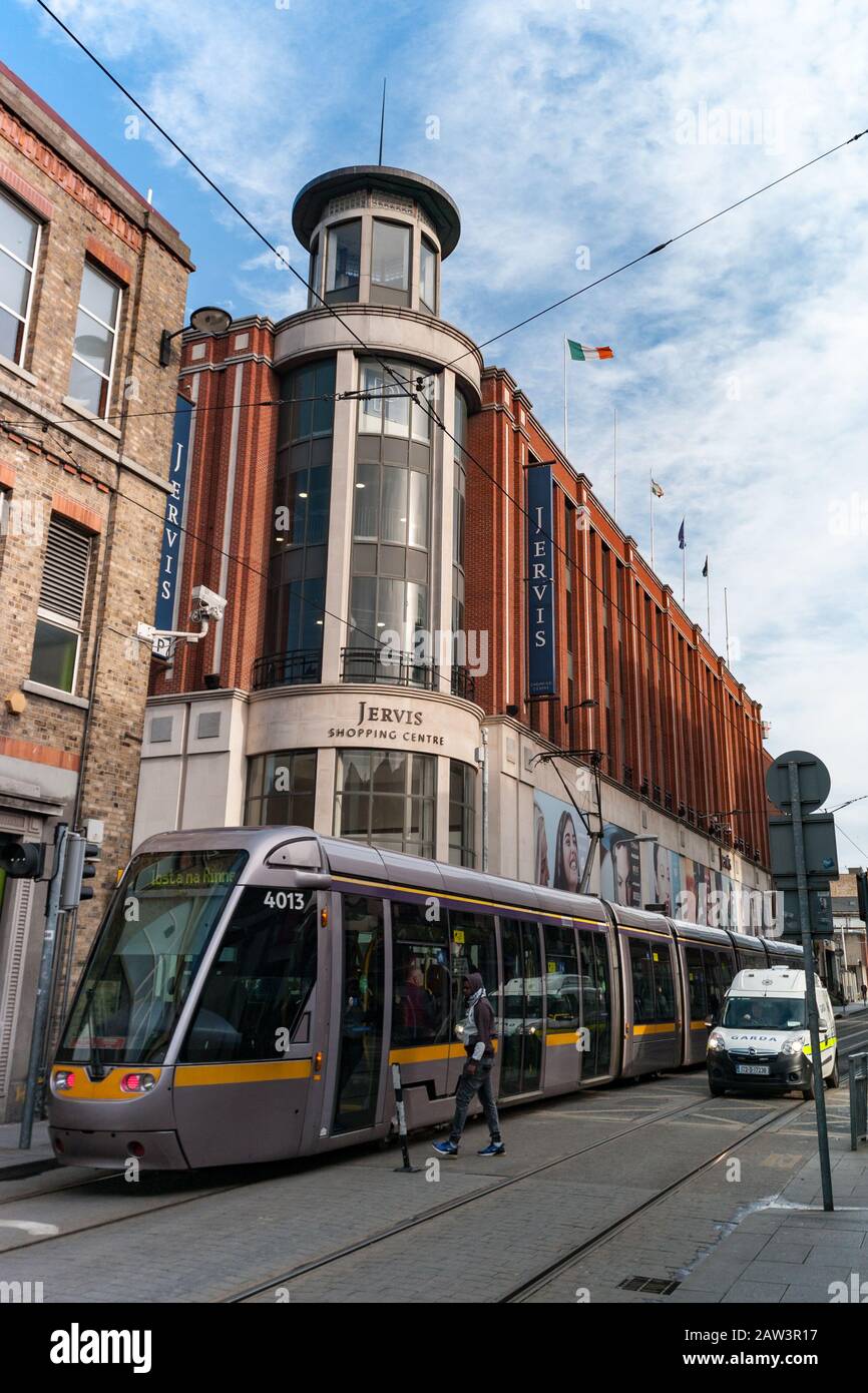 Dublin, Irlande - 29 janvier 2020: Tramway Luas en passant par le centre commercial Jervis dans le centre-ville de Dublin Banque D'Images