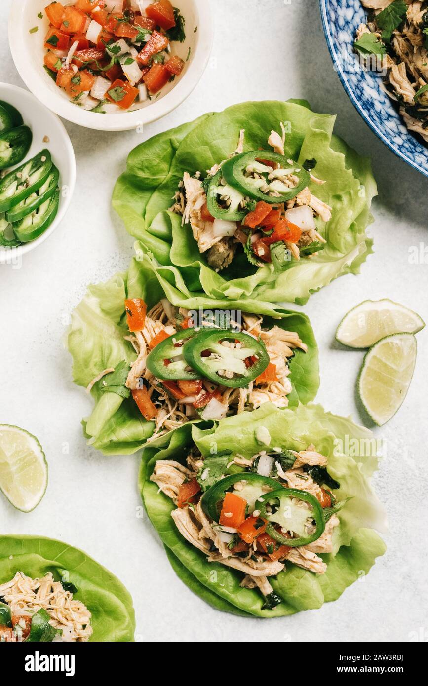 Tacos emballés avec de la laitue de poulet déchiquetée au citron vert Banque D'Images