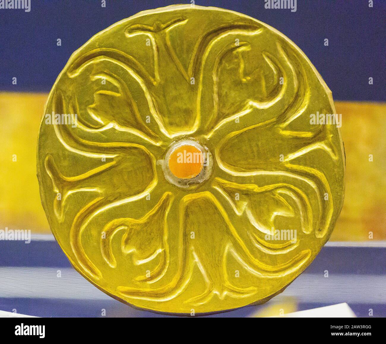 Egypte, le Caire, Musée égyptien, schéma principal d'un diadème de l'ancien Royaume : fleurs de Papyrus, avec un centre en carnélien. Banque D'Images