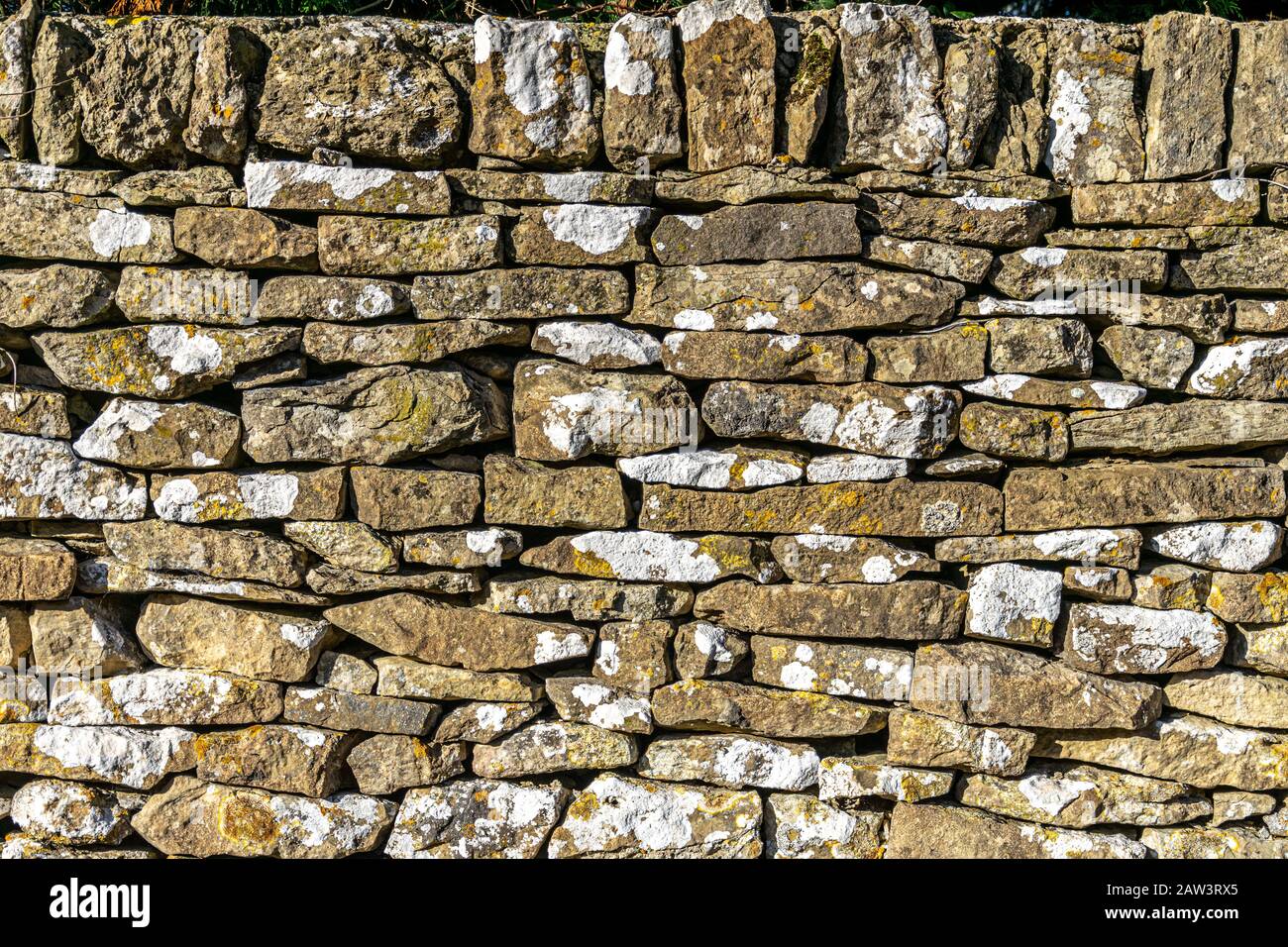 Vieux mur de pierre sèche Cotswold Banque D'Images