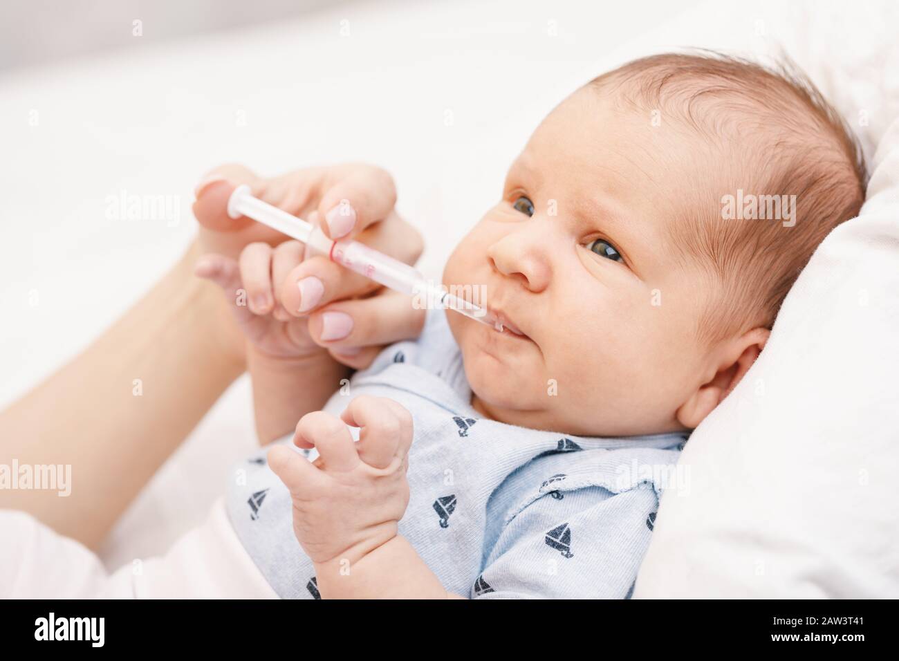 Mere Allaiter Bebe Nouveau Ne Avec De La Vitamine K En Utilisant Une Seringue En Plastique Pour Prevenir Les Saignements De Carence En Vitamine K Vkdb Connus Sous Le Nom De Maladie Hemorragique