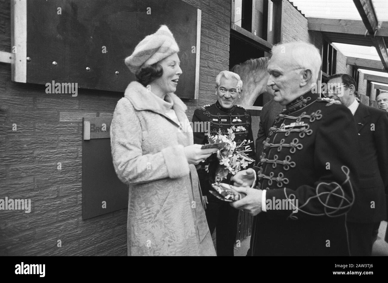 La princesse Beatrix a ouvert le nouveau centre équestre du Centre équestre militaire Maroix dans la caserne Bernhard à la princesse Amersfoort, écoles d'équitation, ports, Beatrix, Princess Date: 20 mars 1979 lieu: Amersfoort mots clés: Écuries, ouvertures, princesses Nom De La Personne: Beatrix, princesse Banque D'Images