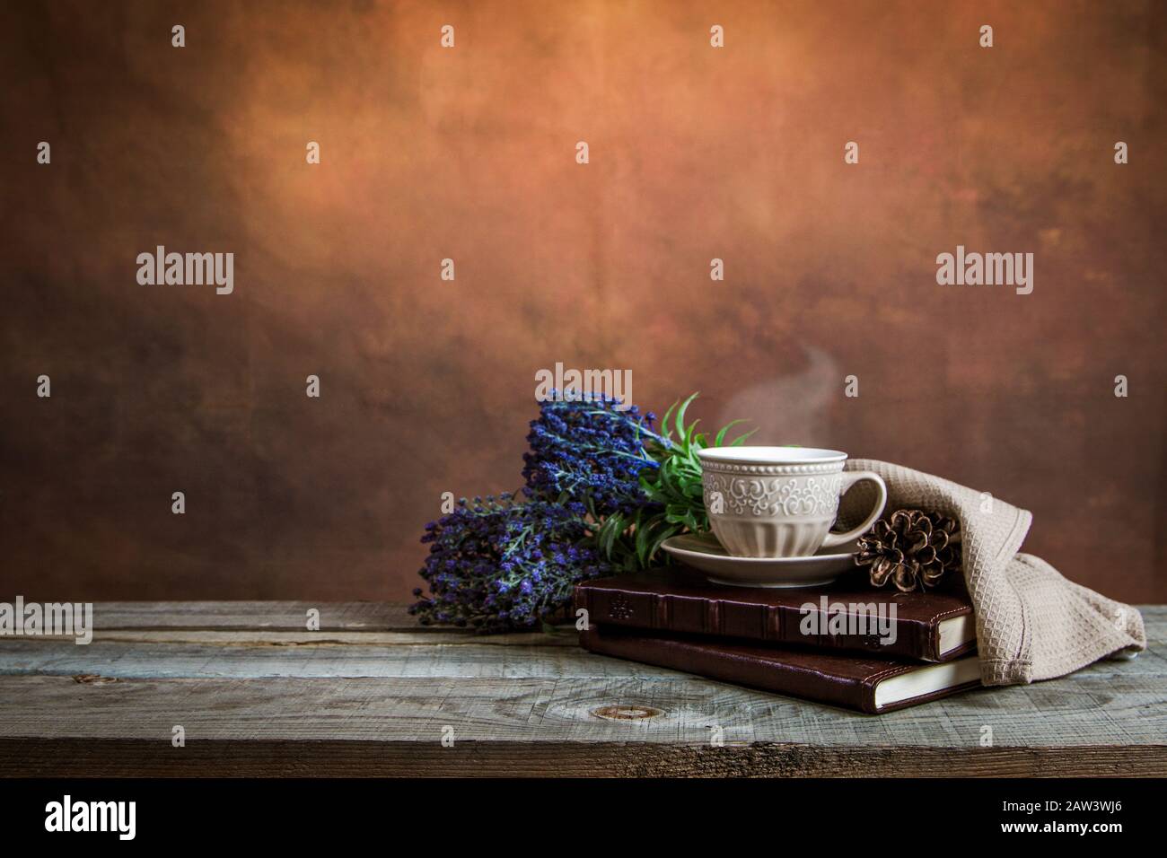Photo vintage de livres, tasse à café et lavande sur une table en bois Banque D'Images