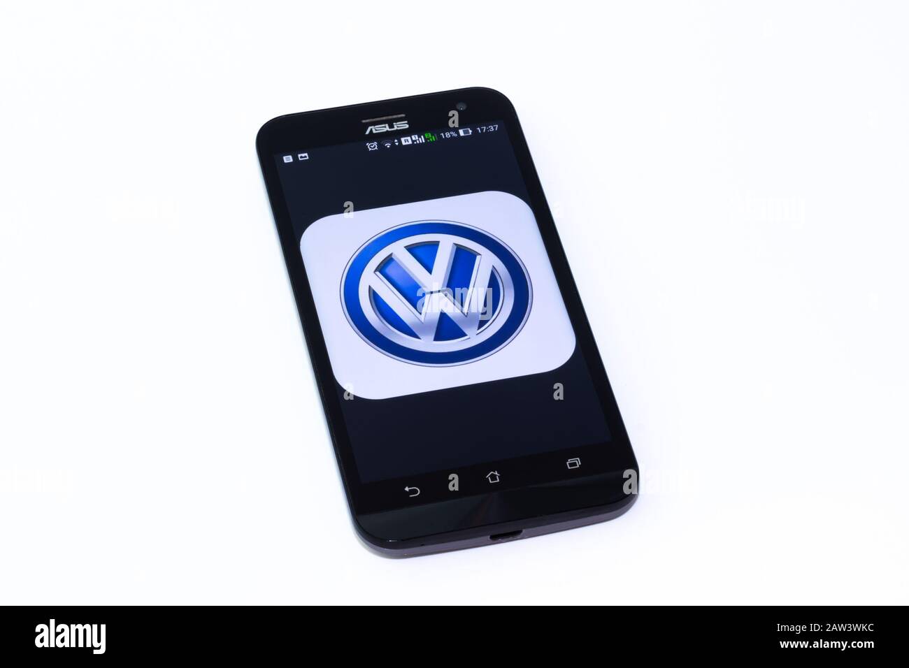 Kouvola, Finlande - 23 janvier 2020: Logo de l'application Volkswagen sur l'écran du smartphone Asus Banque D'Images