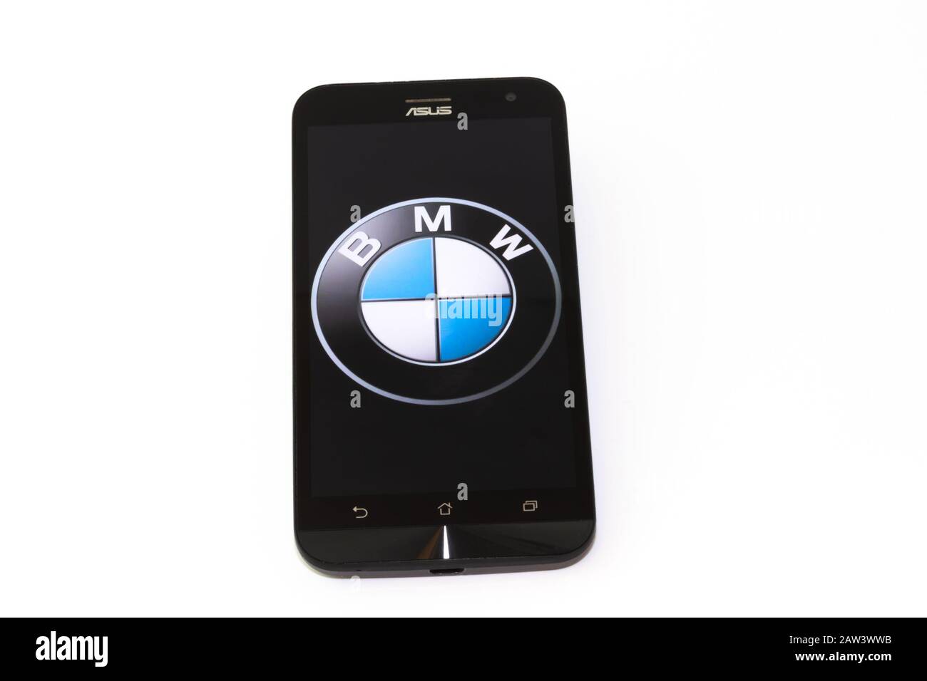 Kouvola, Finlande - 23 janvier 2020 : logo de l'application BMW sur l'écran du smartphone Asus Banque D'Images