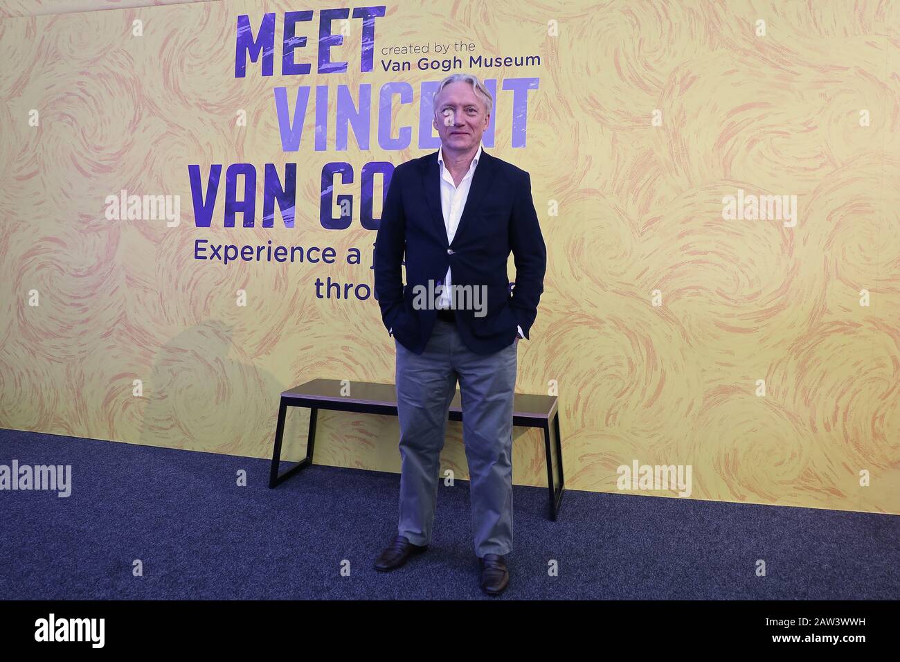 Willem Van Gogh , conseiller du conseil d'administration du musée Van Gogh . Vincent Willem Van Gogh ( b. 1953) est le grand petit-fils de Theo Van Gogh , frère de l'artiste . ayant fait sa carrière d'avocat , Willem van Gogh a rejoint le Musée Van gogh en 1999 . Il était d'abord responsable des boutiques du musée , avant de devenir conseiller du conseil en 2009 . dans son rôle actuel , Willem van Gogh travaille comme ambassadeur pour développer et renforcer le réseau du musée . 7 février 2020 - 21 mai 2020 Rencontrez Vincent van Gogh , Upper Ground , Londres ,   9 PP Banque D'Images