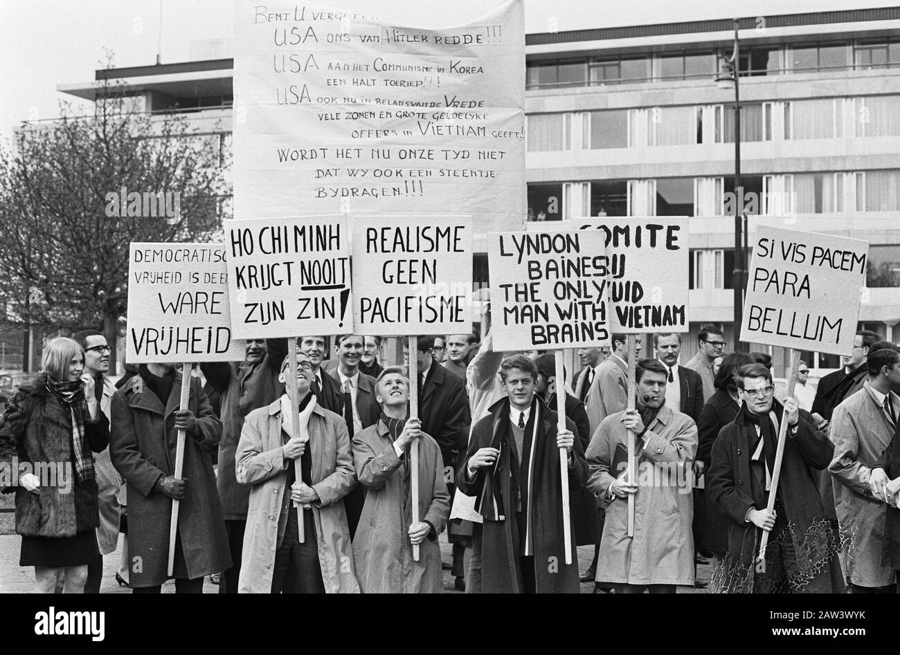 Manifestation Pro-Vietnam à la Haye, étudiants avec des signes sur le chemin de l'ambassade. Date : 19 avril 1967 lieu : la Haye, Vietnam mots clés : Ambassades, manifestations, étudiant Banque D'Images