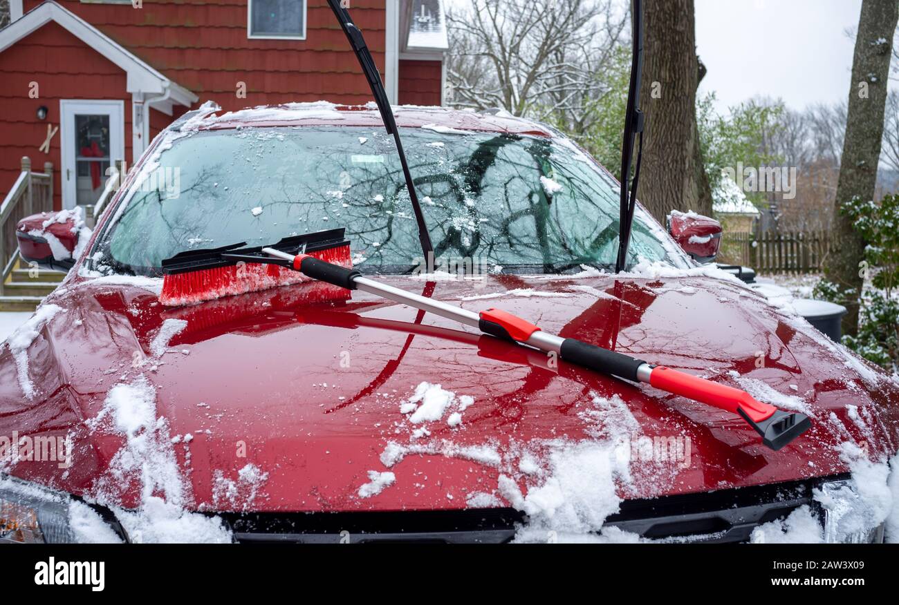 nettoyage de la voiture après la chute de neige Banque D'Images