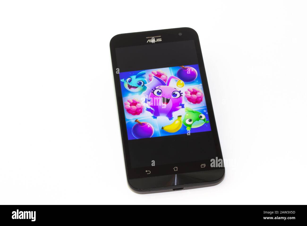 Kouvola, Finlande - 23 Janvier 2020: Game Angry Birds sur l'écran du smartphone Asus Banque D'Images