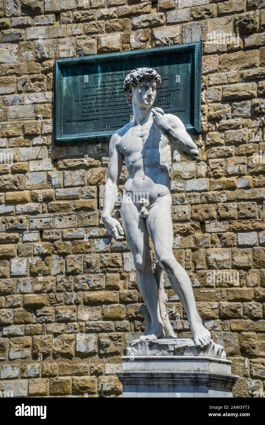 David de Michel-Ange, statue de réplique au Palazzo Vecchio, Piazza della Signoria, Florence; Toscane, Italie Banque D'Images