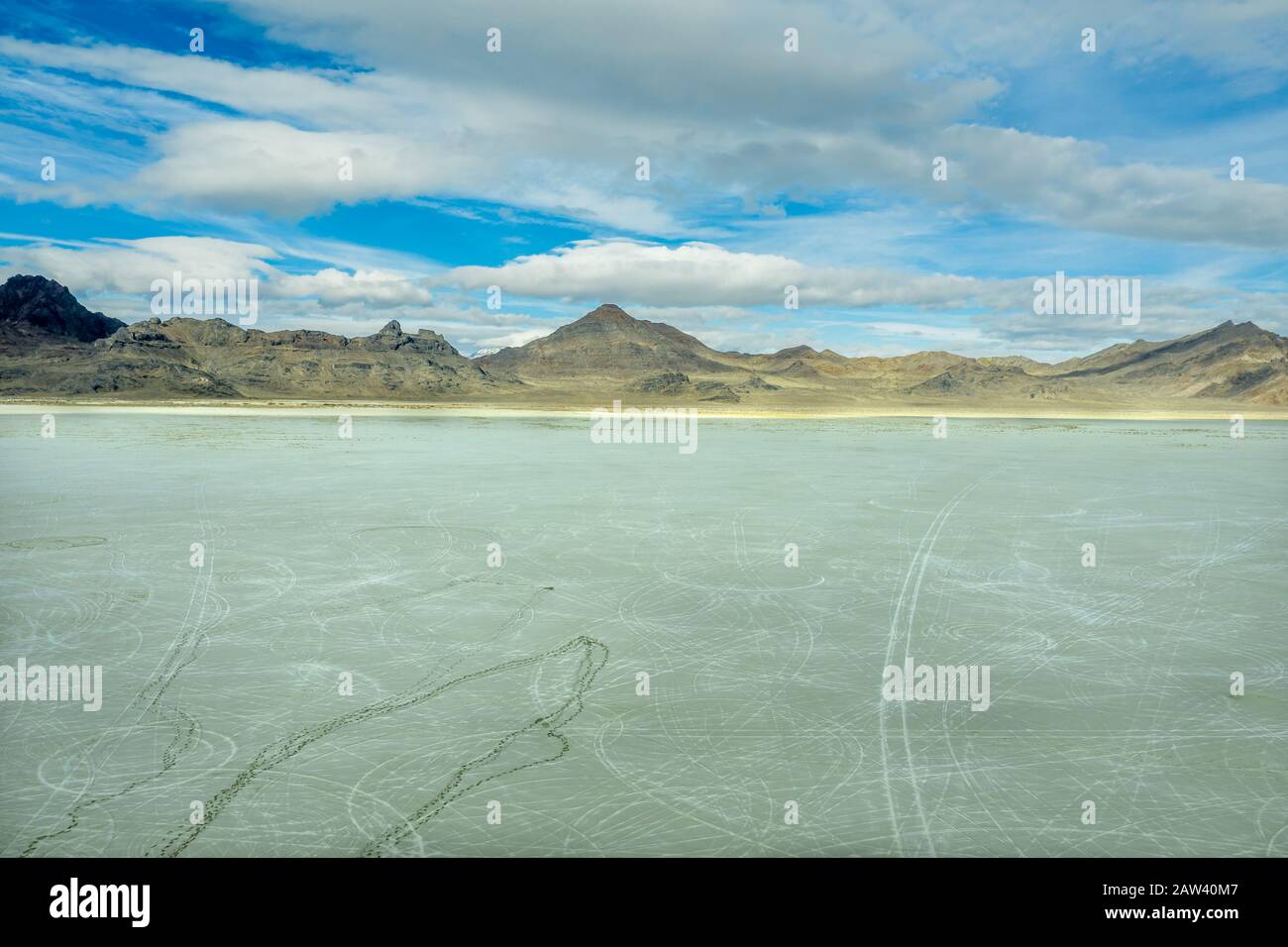 Photo aérienne du circuit de course Bonneville Salt Flats montrant de nombreuses marques de pneus Banque D'Images
