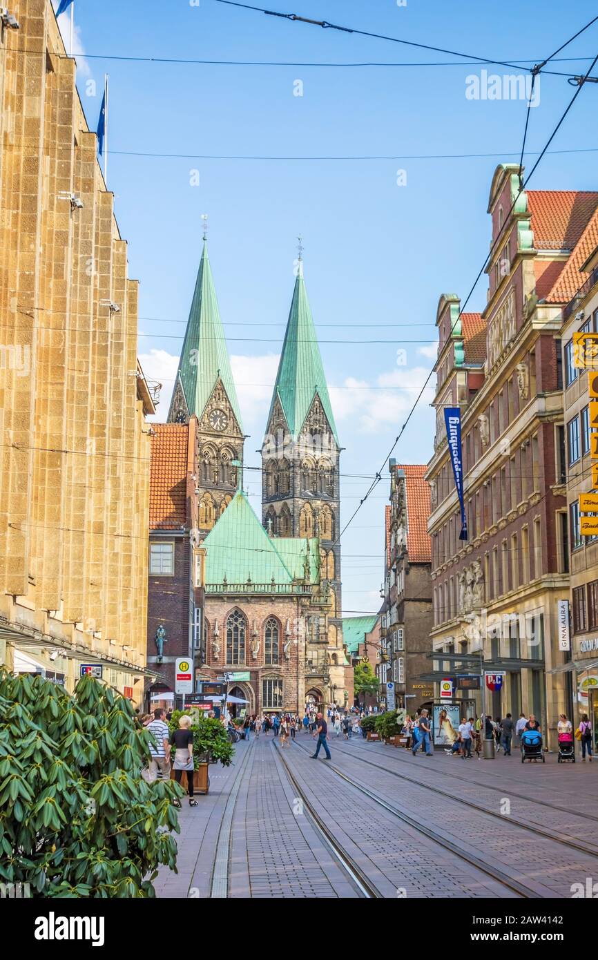 Bremen, Allemagne - 6 juin 2014 : cathédrale de Sankt Petri - vue de la rue commerçante vers le marché Banque D'Images