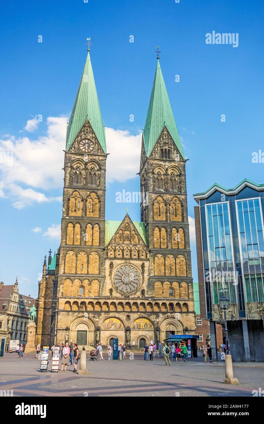 Bremen, Allemagne - 6 juin 2014: Cathédrale de Sankt Petri - vue du marché Banque D'Images