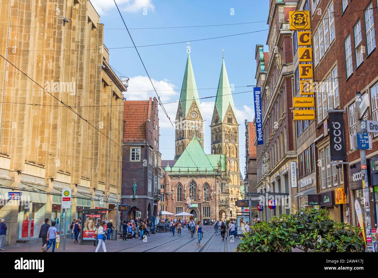 Bremen, Allemagne - 6 juin 2014 : cathédrale de Sankt Petri - vue de la rue commerçante vers le marché Banque D'Images