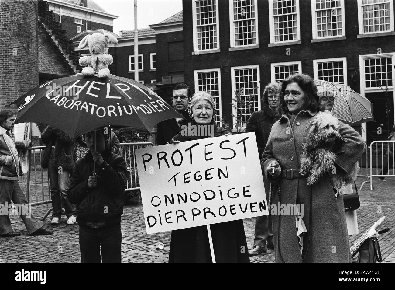 Manifestation contre la vivisection dans le contexte du week-end animal mondial pour les animaux de laboratoire, quelques manifestants Cour Date: 25 avril 1981 lieu: La Haye, Hollande du Sud mots clés manifestations, animaux, protestations Banque D'Images