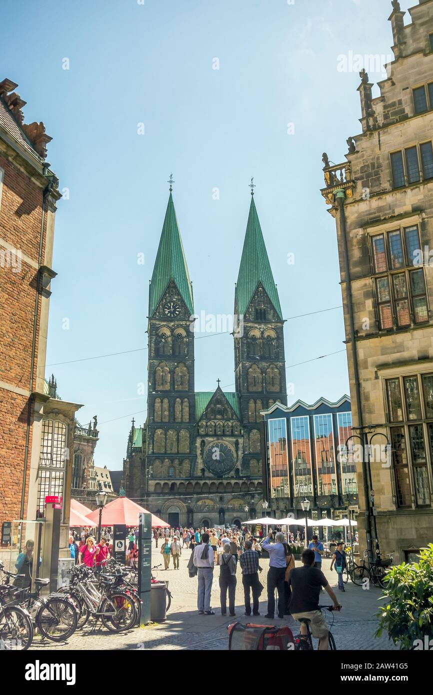 Bremen, Allemagne - 7 juin 2014: Cathédrale de Sankt Petri - vue du marché Banque D'Images