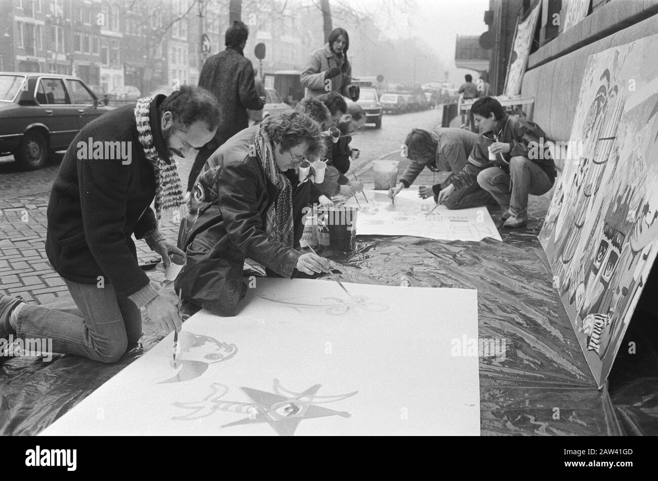 Protestation collectif des artistes d'Amsterdam kukeleku à l'hôtel de ville en raison de la cessation imminente de la subvention Date: 21 janvier 1982 lieu: Amsterdam, Noord-Holland mots clés: Artistes, protestations, mairie Banque D'Images