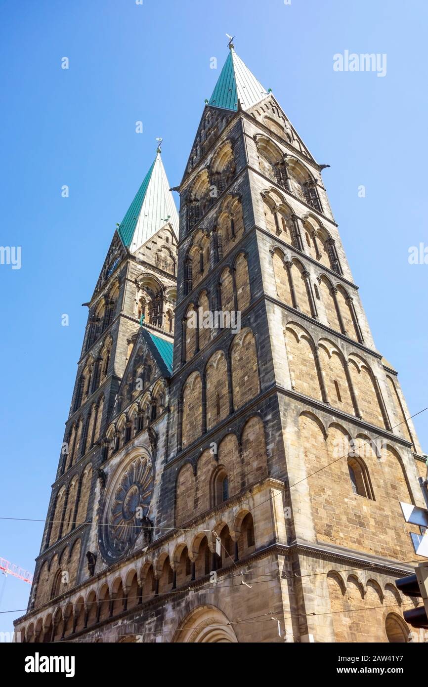 Brême, Allemagne - 7 Juin 2014 : Tours Jumelles De La Cathédrale De Sankt Petri Banque D'Images
