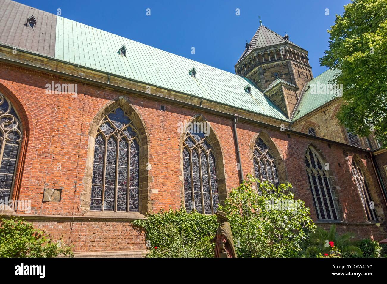 Brême, Allemagne - 7 juin 2014 : vue sur le patio avec jardin de la cathédrale de Sankt Petri Banque D'Images