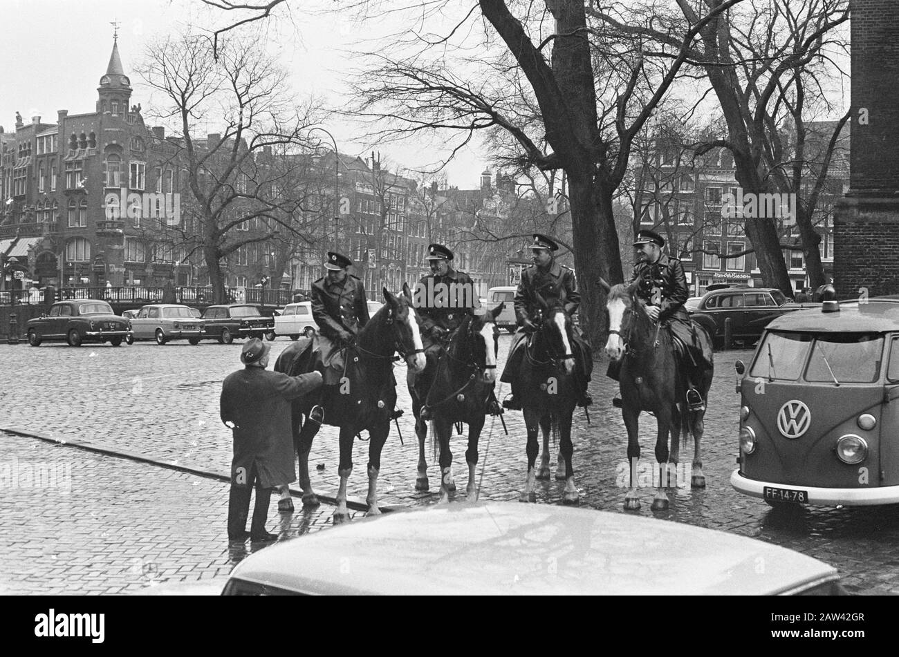 Manifestation manifestation de l'Union étudiante à Amsterdam, contre Diepenhorst politique Date: 23 décembre 1966 lieu: Amsterdam, Noord-Holland mots clés: Politique, Manifestations De Protestation, ÉTUDIANTS, syndicats : Mark, Ben / Anefo Titulaire du droit d'auteur: Archives nationales Type de matériel: Négatif (noir / blanc) numéro d'inventaire: Voir accès 2.24.01.05 Banque D'Images