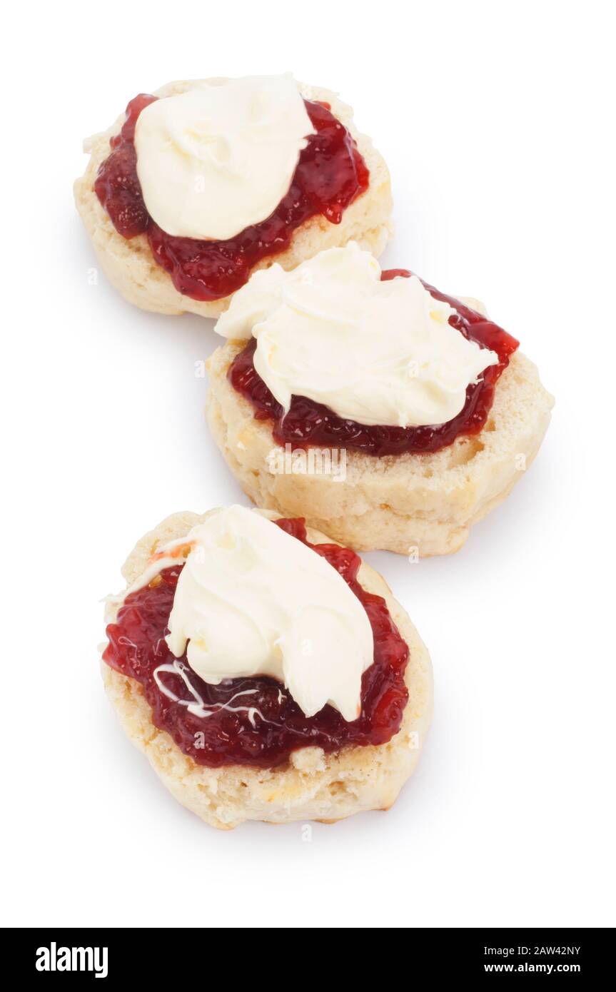 Studio tourné de scones faits maison, crème épaisse et confiture de fraises. Quand la crème est sur le dessus, il a dit qu'il s'agit d'une version corniche - John Gollop Banque D'Images