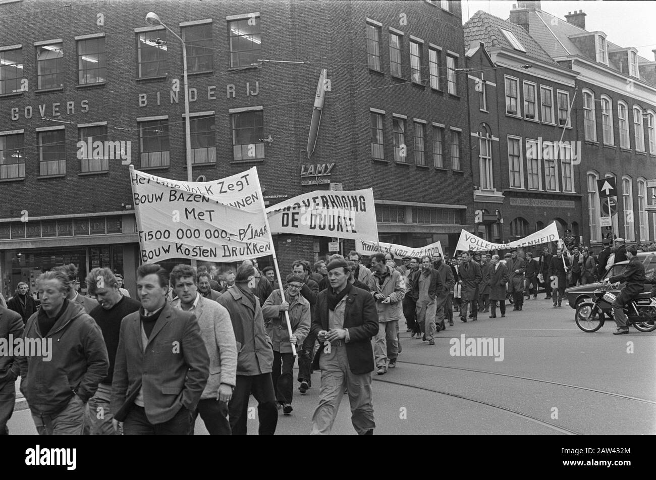 Protestation mars travailleurs de la construction de la Haye, bannière de procession Date: 16 mars 1967 mots clés: Marches de protestation, BANNIÈRES, travailleurs Banque D'Images