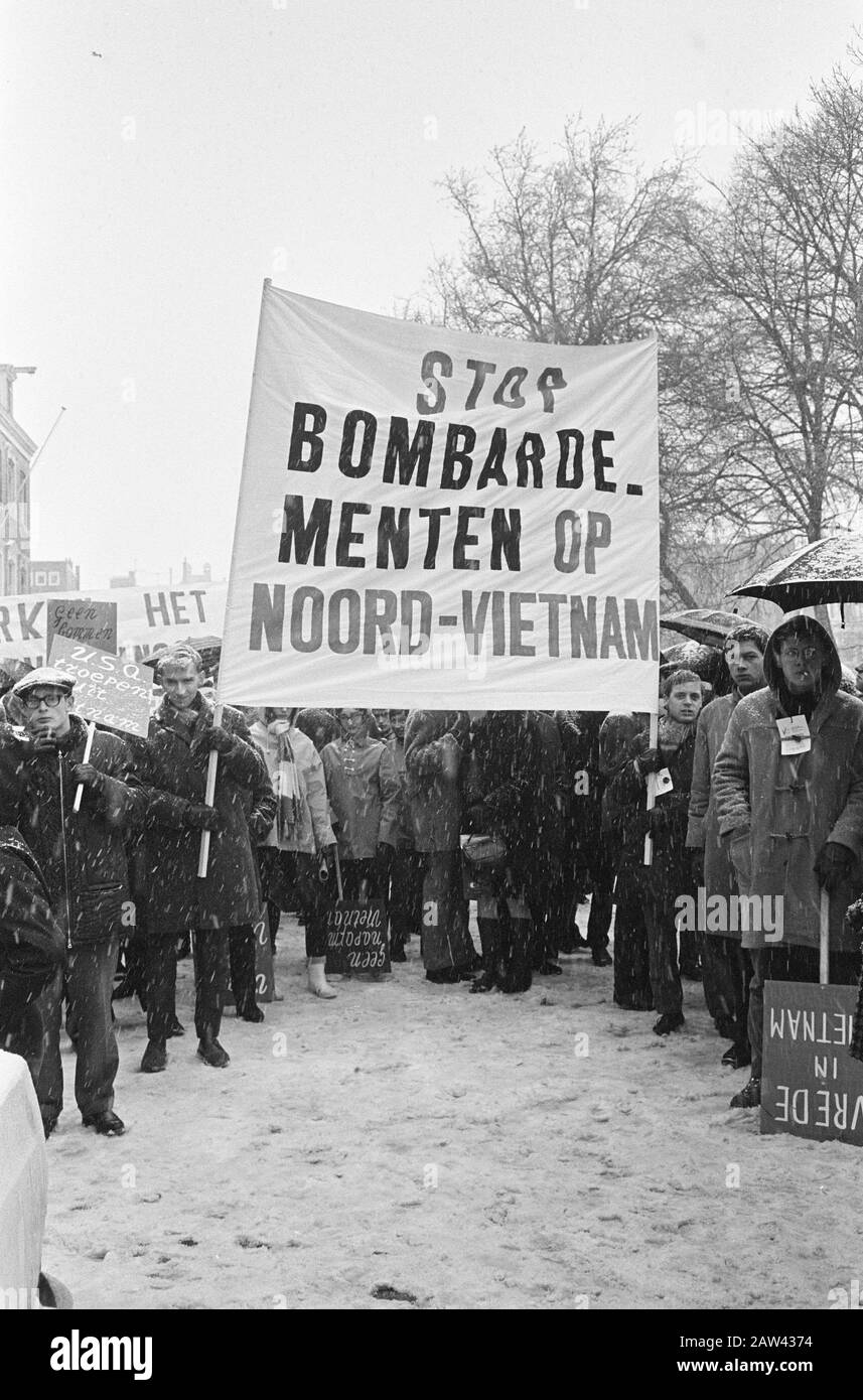Protestation mars à Amsterdam diverses organisation de jeunesse contre la guerre au Vietnam, avec des slogans sur les bannières qu'ils ont marché à travers la ville Date: 13 février 1966 lieu: Amsterdam, Vietnam mots clés : Marches De Protestation, BANNIÈRES, guerres, urbain Banque D'Images