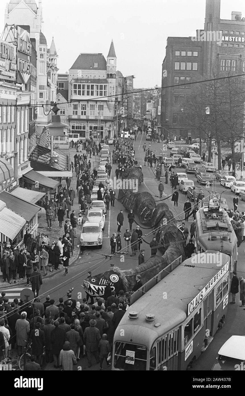 Protestation mars artistes contre la guerre au Vietnam, un dragon de deux cent mètres de long dans le défilé Date: 26 décembre 1966 lieu: Amsterdam mots clés: Artistes, Marches De Protestation, guerres, parades : Mark, Ben / Anefo Titulaire du droit d'auteur: Archives nationales Type de matériel: Négatif (noir / blanc) numéro d'inventaire: Voir accès 2.24.01.05 Banque D'Images
