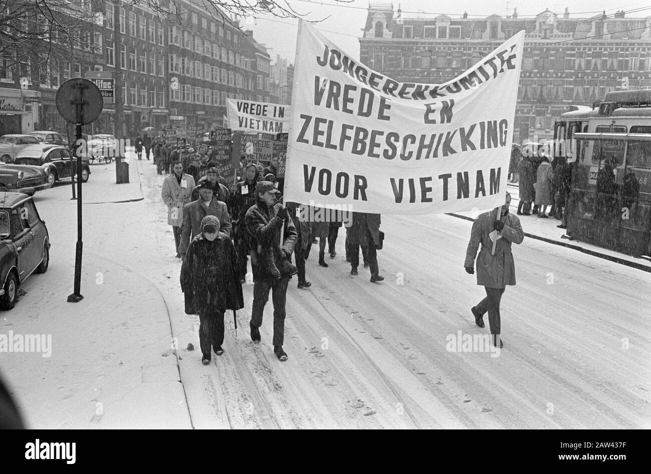 Manifestation mars à Amsterdam diverses organisations de jeunes contre la guerre au Vietnam Date: 13 février 1966 lieu: Amsterdam, Vietnam mots clés: Protestation Marches, guerres Banque D'Images