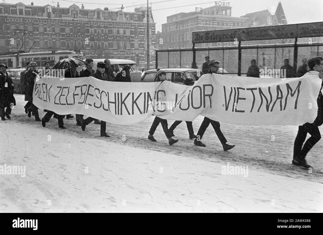 Manifestation mars à Amsterdam diverses organisations de jeunes contre la guerre au Vietnam Date: 13 février 1966 lieu: Amsterdam, Vietnam mots clés: Protestation Marches, guerres Banque D'Images