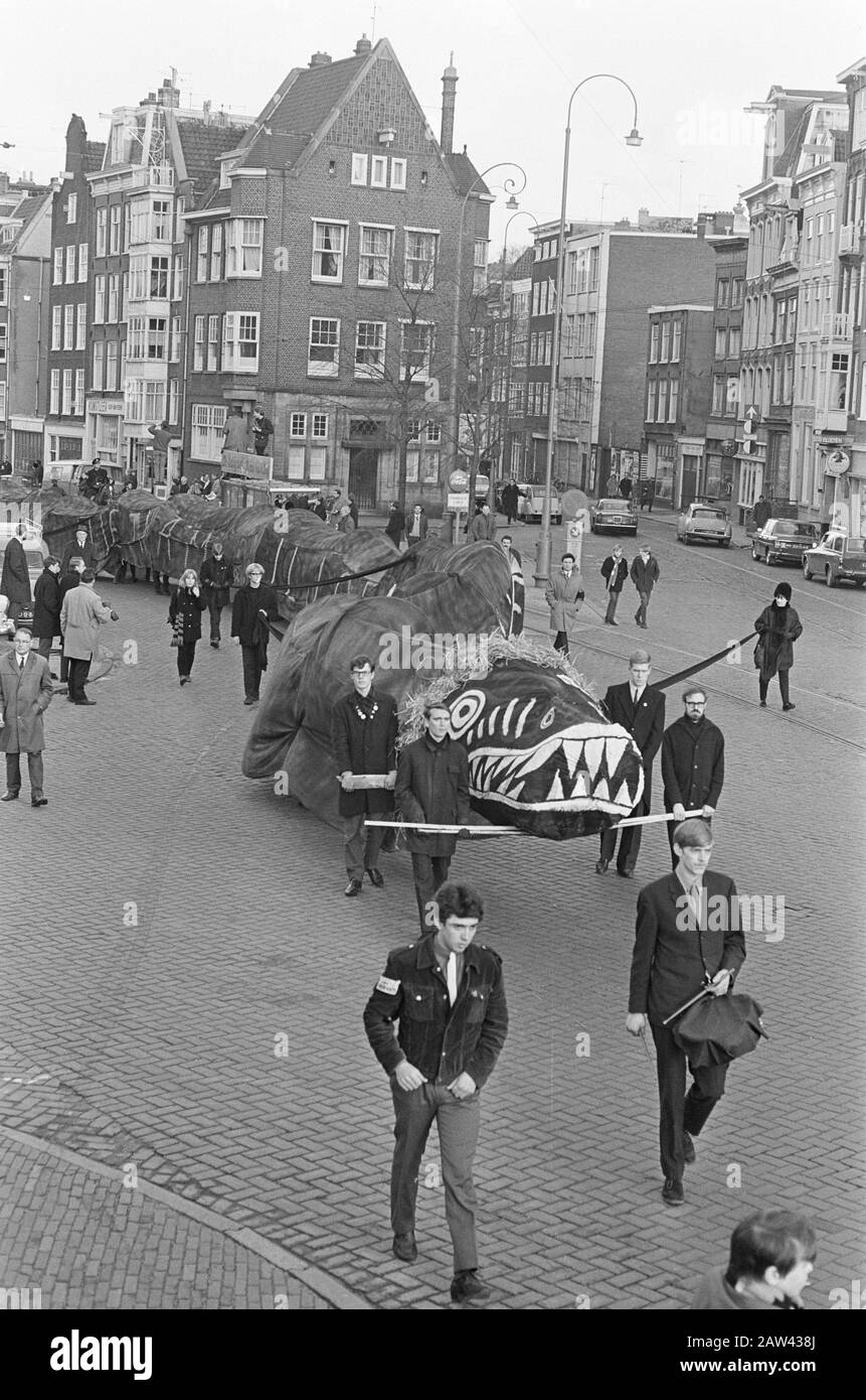 Protestation mars artistes contre la guerre au Vietnam Date: 26 décembre 1966 lieu: Amsterdam mots clés: Artistes, Marches De Protestation, guerres Banque D'Images