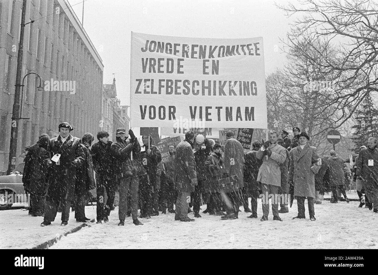Protestation mars à Amsterdam diverses organisation de jeunesse contre la guerre au Vietnam, avec des slogans sur les bannières qu'ils ont marché à travers la ville Date: 13 février 1966 lieu: Amsterdam, Vietnam mots clés : Marches De Protestation, BANNIÈRES, guerres, urbain Banque D'Images