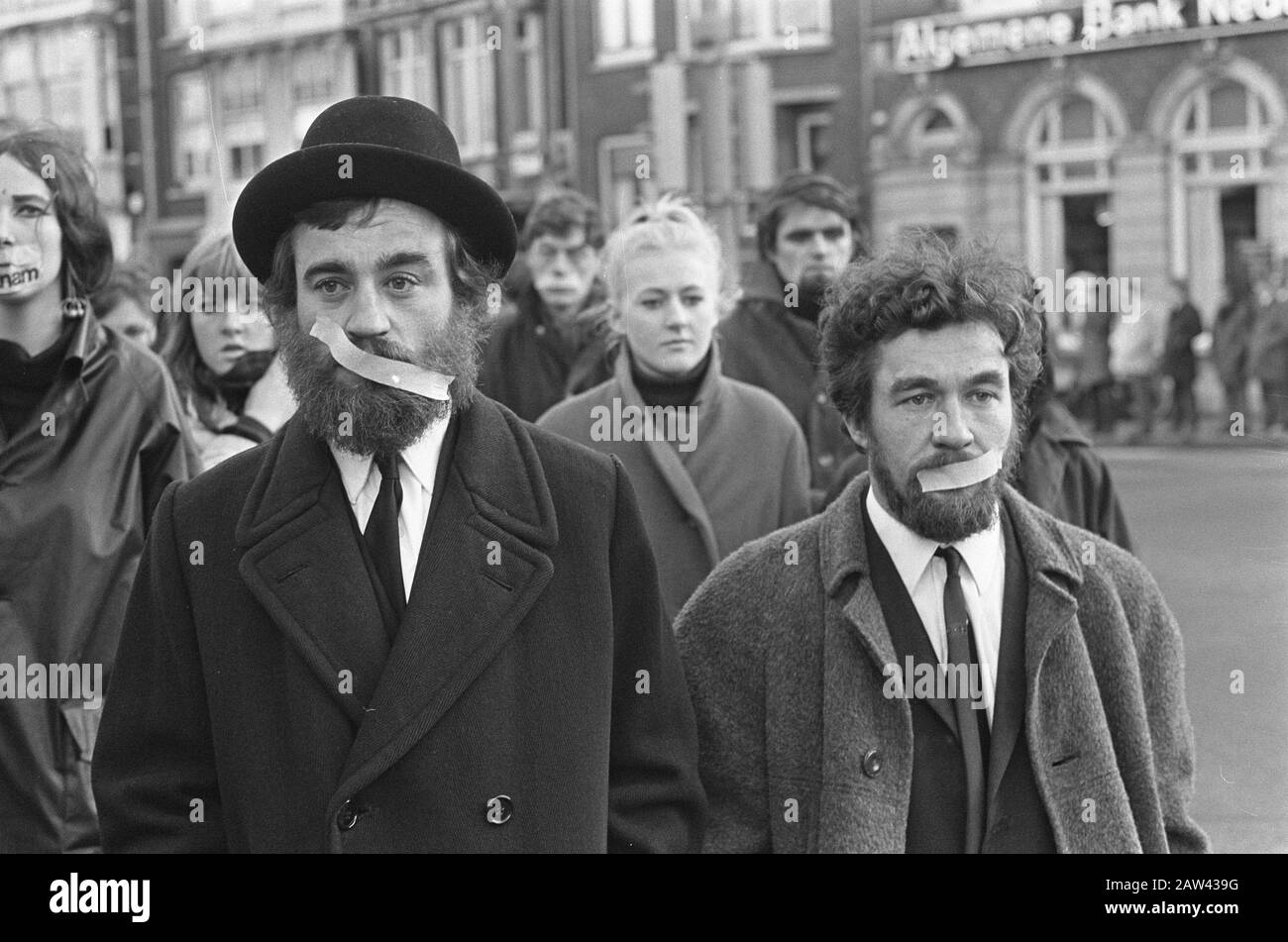 Protestation mars artistes contre la guerre du Vietnam, artistes juifs avec des patchs à la bouche Date: 26 décembre 1966 mots clés: Artistes, guerres, bandages, marches Banque D'Images