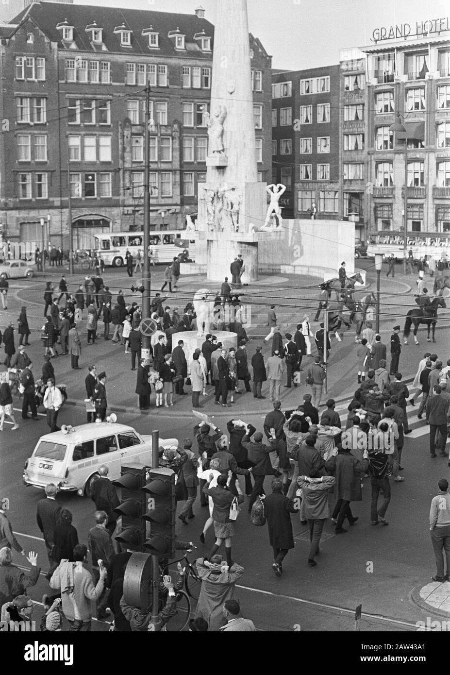 Protestation mars contre la guerre au Vietnam, le barrage était une intervention de la police Date: 15 avril 1967 lieu: Vietnam mots clés: Police, Marches De Protestation, guerres Banque D'Images