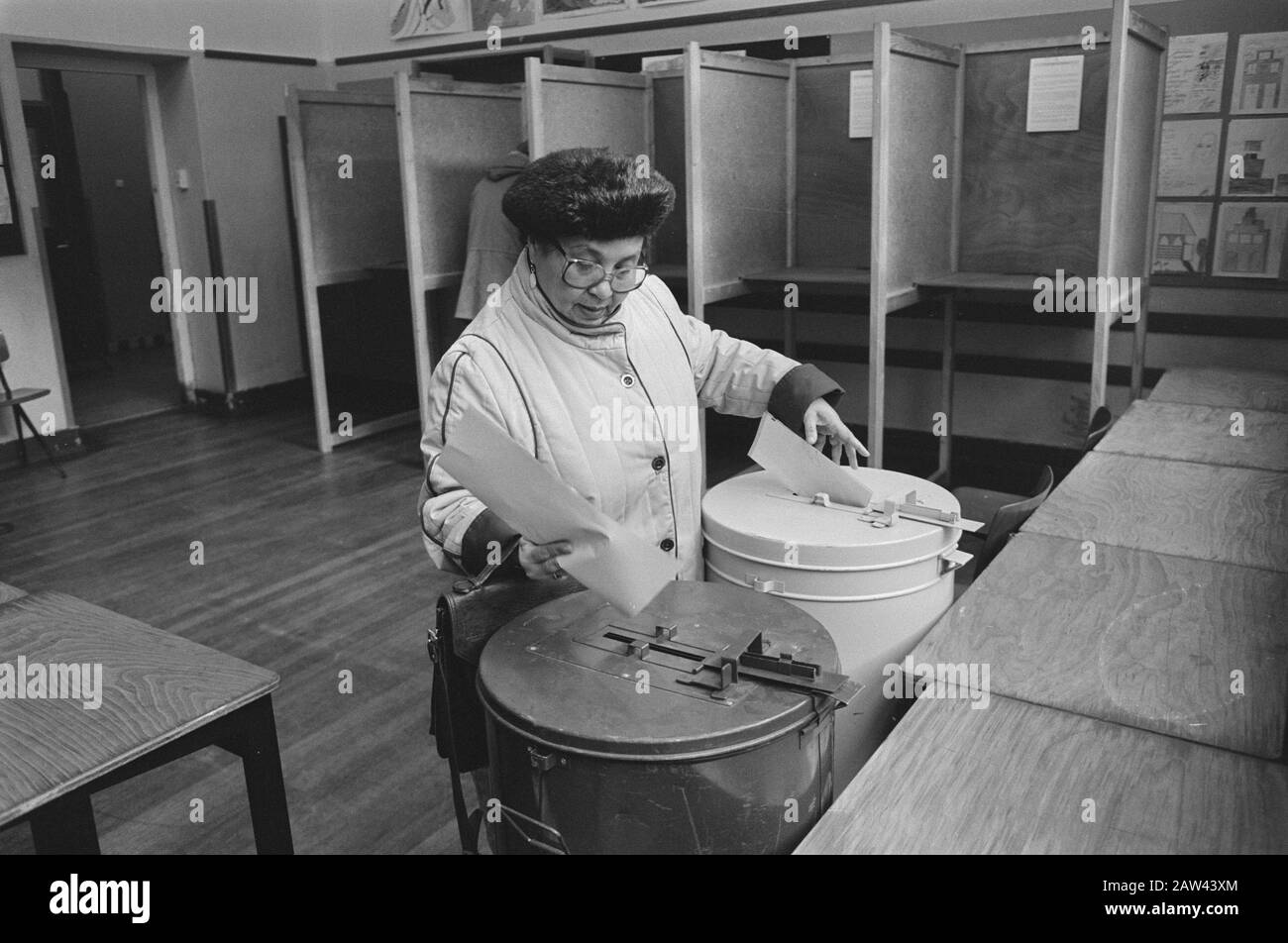 Élections du Conseil provincial en 1987; vote dans le pipe, Amsterdam 1 x PS, 1 x pour Conseil de District Date: 18 mars 1987 lieu: Amsterdam, Noord-Holland mots clés: Élection Banque D'Images