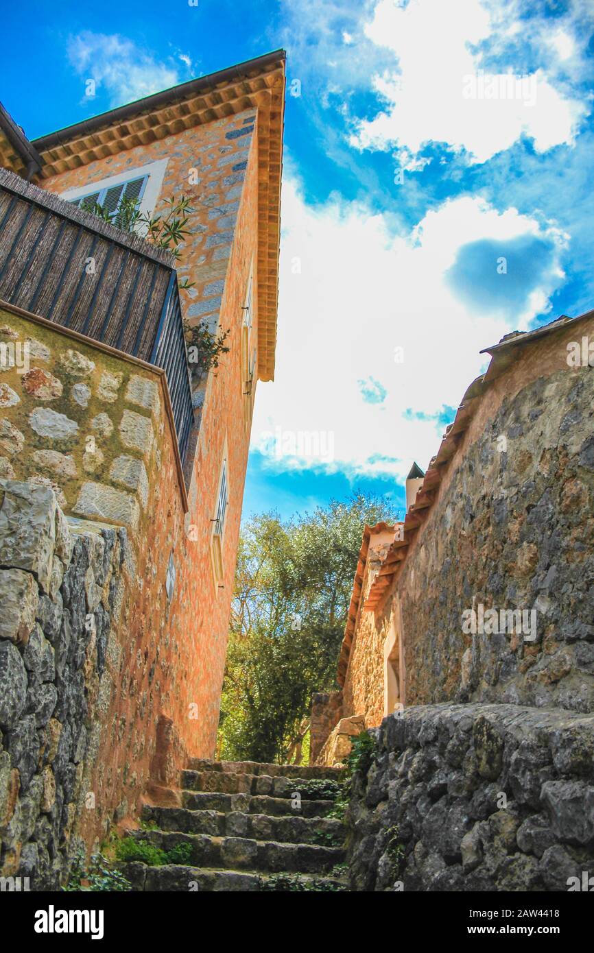 Escalier étroit en pierre dans le village de Deia à Majorque, Espagne Banque D'Images